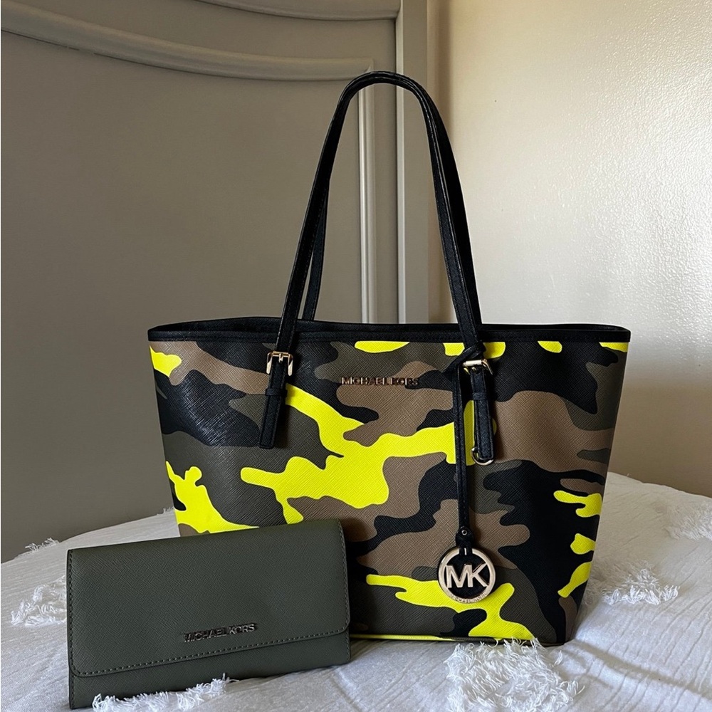 Michael Camo purse & wallet